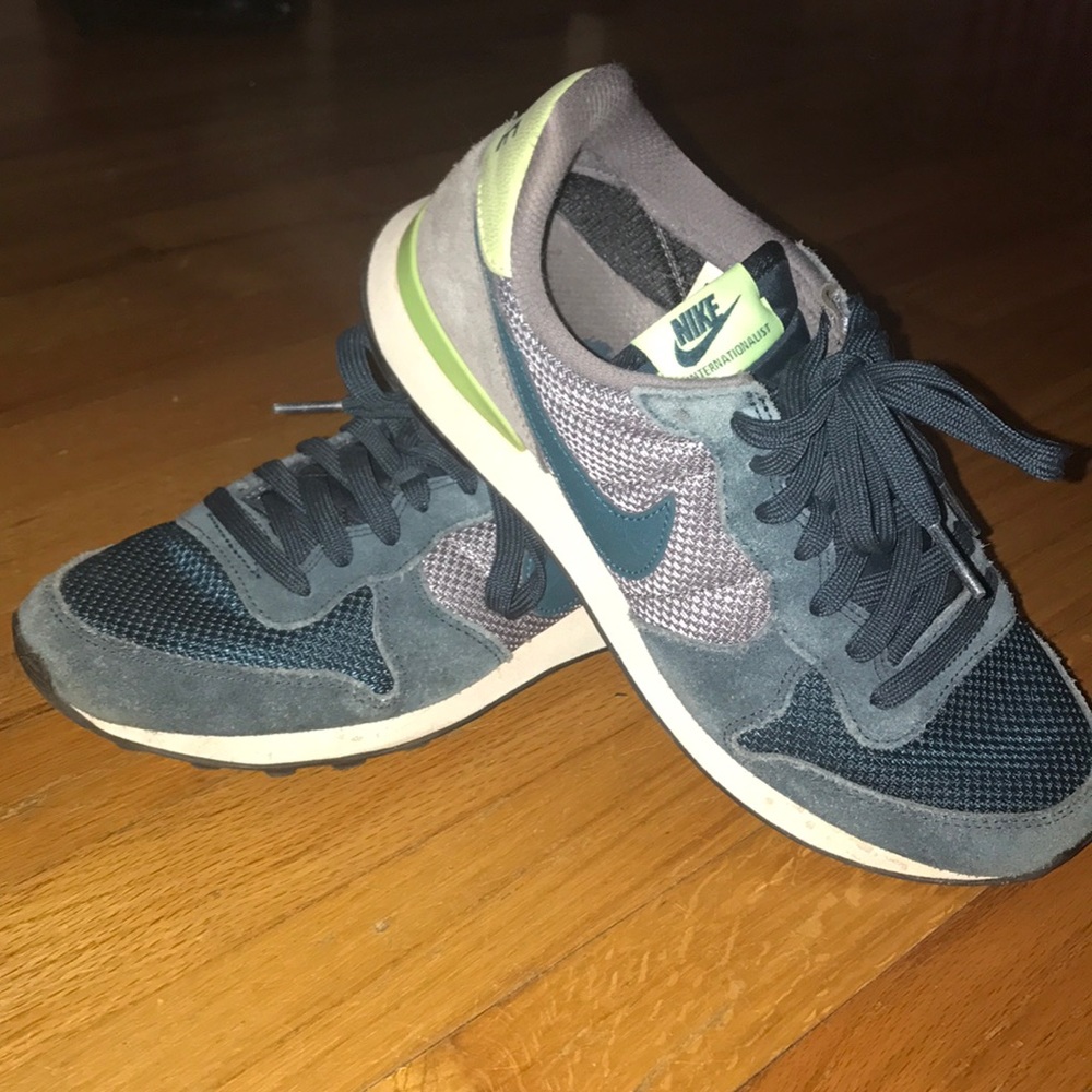 Nike internationalist sneakers green size 8